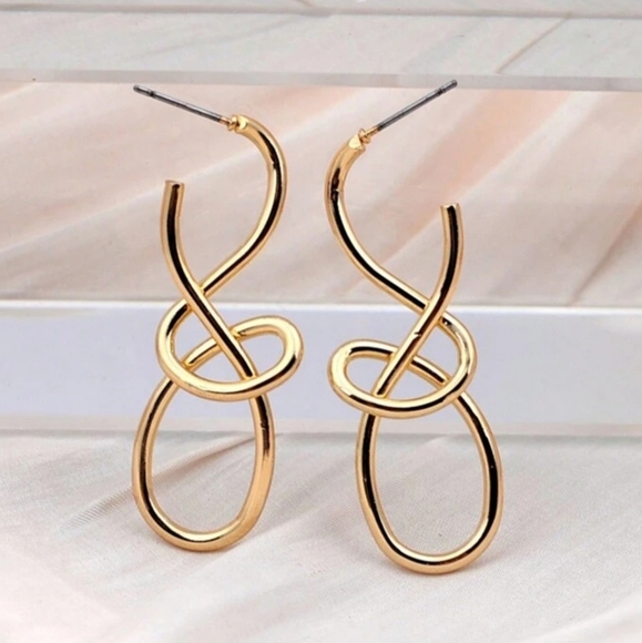 Jewelry - NEW‼️Elegant Knot Earrings